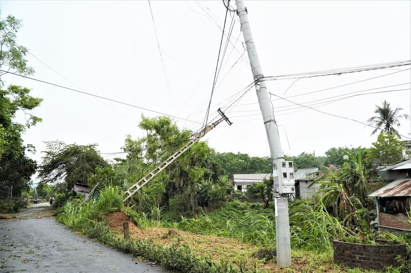 Giông lốc làm cột điện bị gãy, gây mất điện. Giông lốc làm tốc mái nhiều nhà dân, sập giàn giáo, gãy đổ cột điện ở Phú Thọ - Ảnh 3.