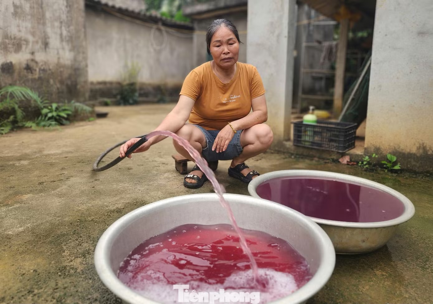 Nhân viên nhà máy giặt ngủ quên khiến nước giếng khoan đổi màu tím - Ảnh 1.