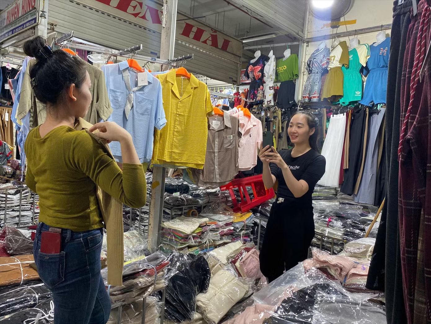 Các hộ đang sử dụng hóa đơn điện tử được tiếp tục sử dụng, không phải thực hiện thủ tục thông báo bổ sung với cơ quan thuế. Cục Thuế: Doanh thu dưới 500 triệu, hộ kinh doanh được dùng hóa đơn - Ảnh 1.