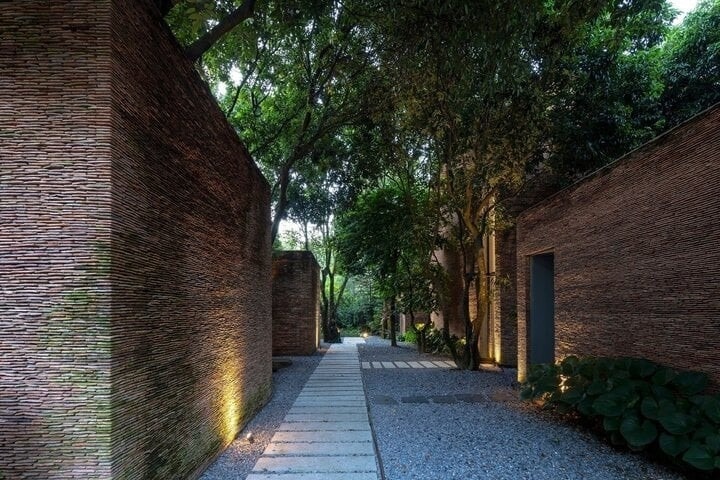 Biệt thự trăm tỷ trên khu đất 5.000m2 được làm từ hàng triệu viên ngói cổ của 'vua hài đất Bắc' từng là một trong những công trình lọt <a style='text-decoration: none;' href='/TOP'>TOP</a> kiến trúc hay nhất thế giới- Ảnh 3. Biệt thự trăm tỷ trên khu đất 5.000m2 được làm từ hàng triệu viên ngói cổ của 'vua hài đất Bắc' từng là một trong những công trình lọt <a style='text-decoration: none;' href='/TOP'>TOP</a> kiến trúc hay nhất thế giới- Ảnh 3.