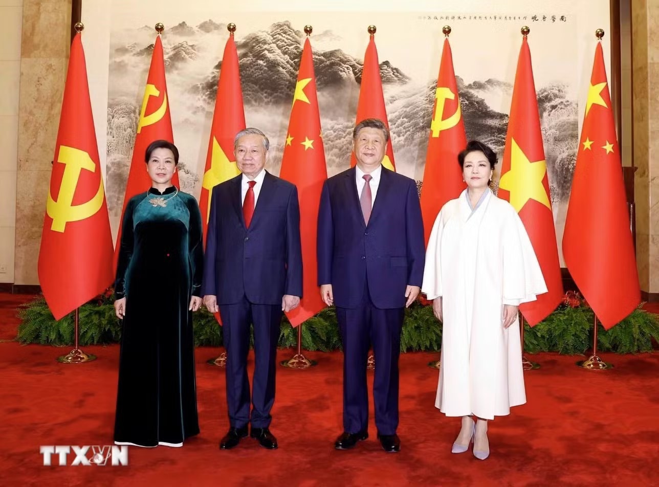 Tổng Bí thư, Chủ tịch Trung Quốc Tập Cận Bình và Phu nhân Bành Lệ Viên đón Tổng Bí thư, Chủ tịch nước Tô Lâm và Phu nhân Ngô Phương Ly. Ảnh: TTXVN Việt Nam và Trung Quốc ra Tuyên bố chung - Ảnh 1.