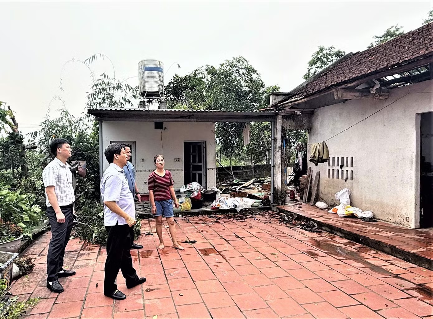 Lãnh đạo xã Lập Thạch đến thăm động, viên các hộ dân bị thiệt hại do giông lốc gây ra. Giông lốc làm tốc mái nhiều nhà dân, sập giàn giáo, gãy đổ cột điện ở Phú Thọ - Ảnh 1.