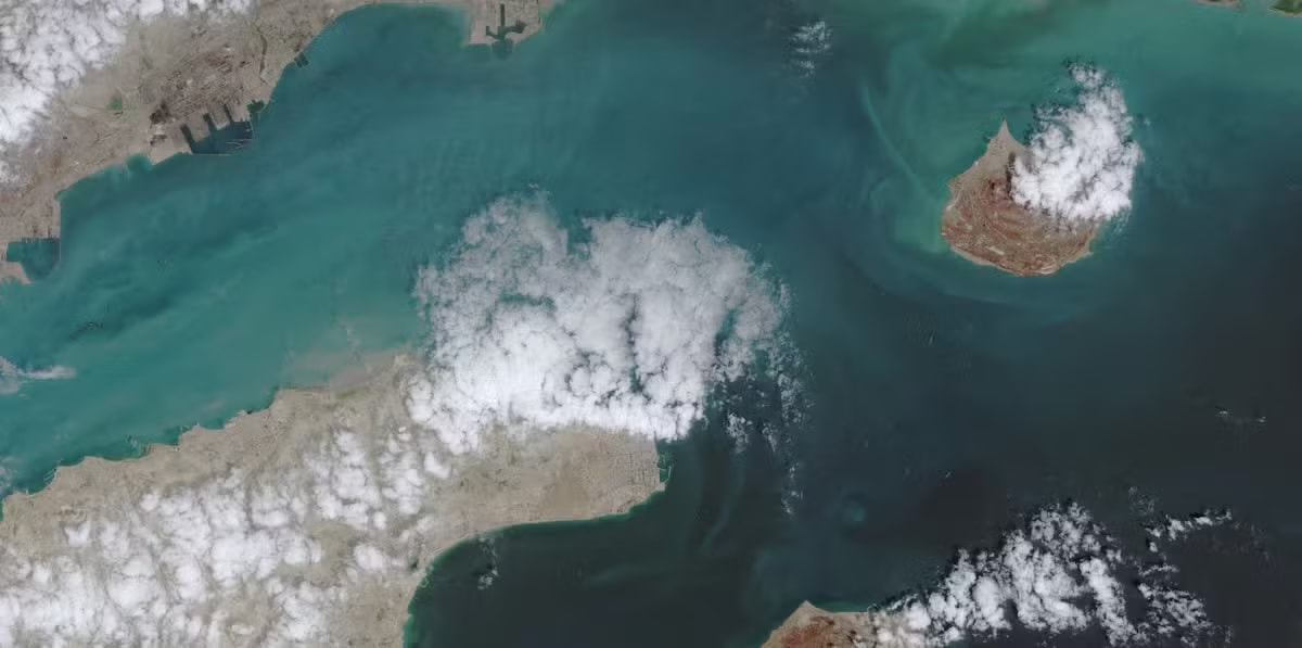 Eo biển Hormuz. (Ảnh: Reuters) Eo biển Hormuz liên tục đóng mở giữa lúc lệnh ngừng bắn ngày càng mong manh - Ảnh 1.