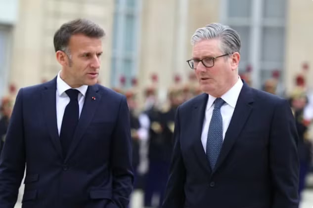 Thủ tướng Anh Keir Starmer (phải) và Tổng thống Pháp Emmanuel Macron. (Ảnh: Getty) Tổng thống Mỹ Trump yêu cầu NATO tránh xa eo biển Hormuz - Ảnh 1.