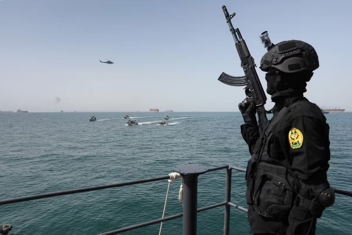 (Ảnh: Reuters) Thêm một tàu trúng hỏa lực trên eo biển Hormuz - Ảnh 1.