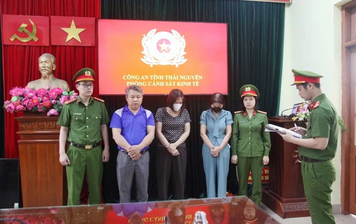 Sau vụ thịt lợn nhiễm dịch tuồn vào trường học, một hiệu trưởng bị bắt - Ảnh 1.
