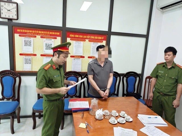 Bắt một cựu cán bộ Ủy ban Kiểm tra Tỉnh ủy SN 1981 vì lừa đảo - Ảnh 1.