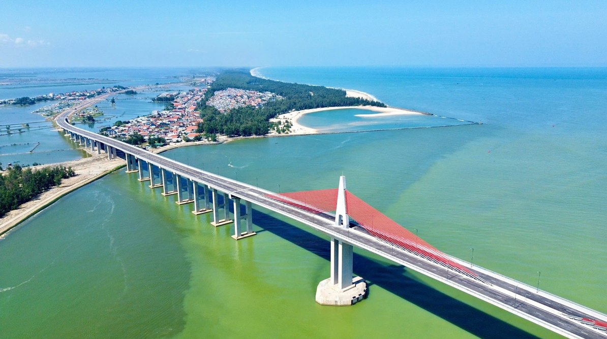 Chỉ hơn 10 ngày nữa, cây cầu vượt biển dài nhất miền Trung chính thức thông xe, kết thúc hơn 100 năm di chuyển bằng đò của người dân đôi bờ- Ảnh 1. Chỉ hơn 10 ngày nữa, cây cầu vượt biển dài nhất miền Trung chính thức thông xe, kết thúc hơn 100 năm di chuyển bằng đò của người dân đôi bờ- Ảnh 1.