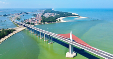 Chỉ hơn 10 ngày nữa, cây cầu vượt biển dài nhất miền Trung chính thức thông xe, kết thúc hơn 100 năm di chuyển bằng đò của người dân đôi bờ
