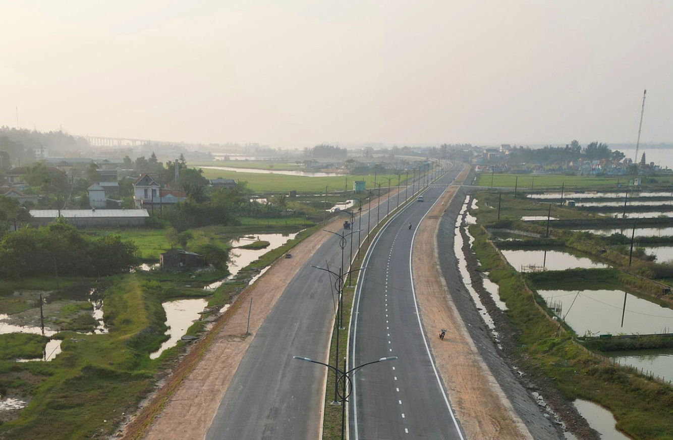 Chỉ hơn 10 ngày nữa, cây cầu vượt biển dài nhất miền Trung chính thức thông xe, kết thúc hơn 100 năm di chuyển bằng đò của người dân đôi bờ- Ảnh 2. Chỉ hơn 10 ngày nữa, cây cầu vượt biển dài nhất miền Trung chính thức thông xe, kết thúc hơn 100 năm di chuyển bằng đò của người dân đôi bờ- Ảnh 2.