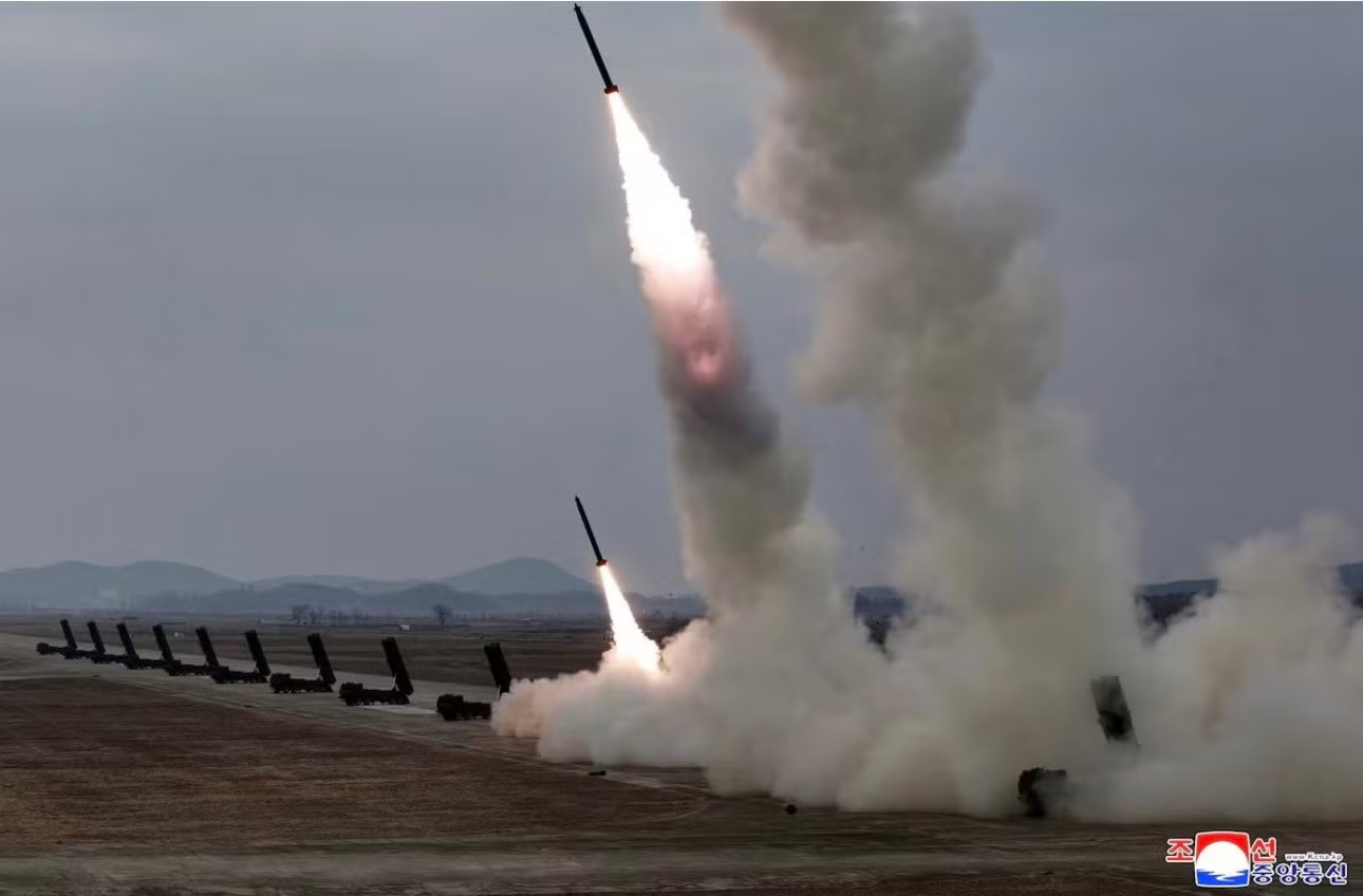 Loạt tên lửa Triều Tiên được phóng ngày 14/3. (Ảnh: KCNA) Triều Tiên phóng loạt tên lửa đạn đạo, Hàn Quốc họp khẩn - Ảnh 1.