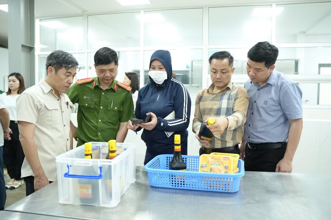 Các đoàn liên ngành kiểm tra về an toàn thực phẩm Hà Nội lập 3 đoàn liên ngành kiểm tra đột xuất về an toàn thực phẩm tại 126 xã phường - Ảnh 1.