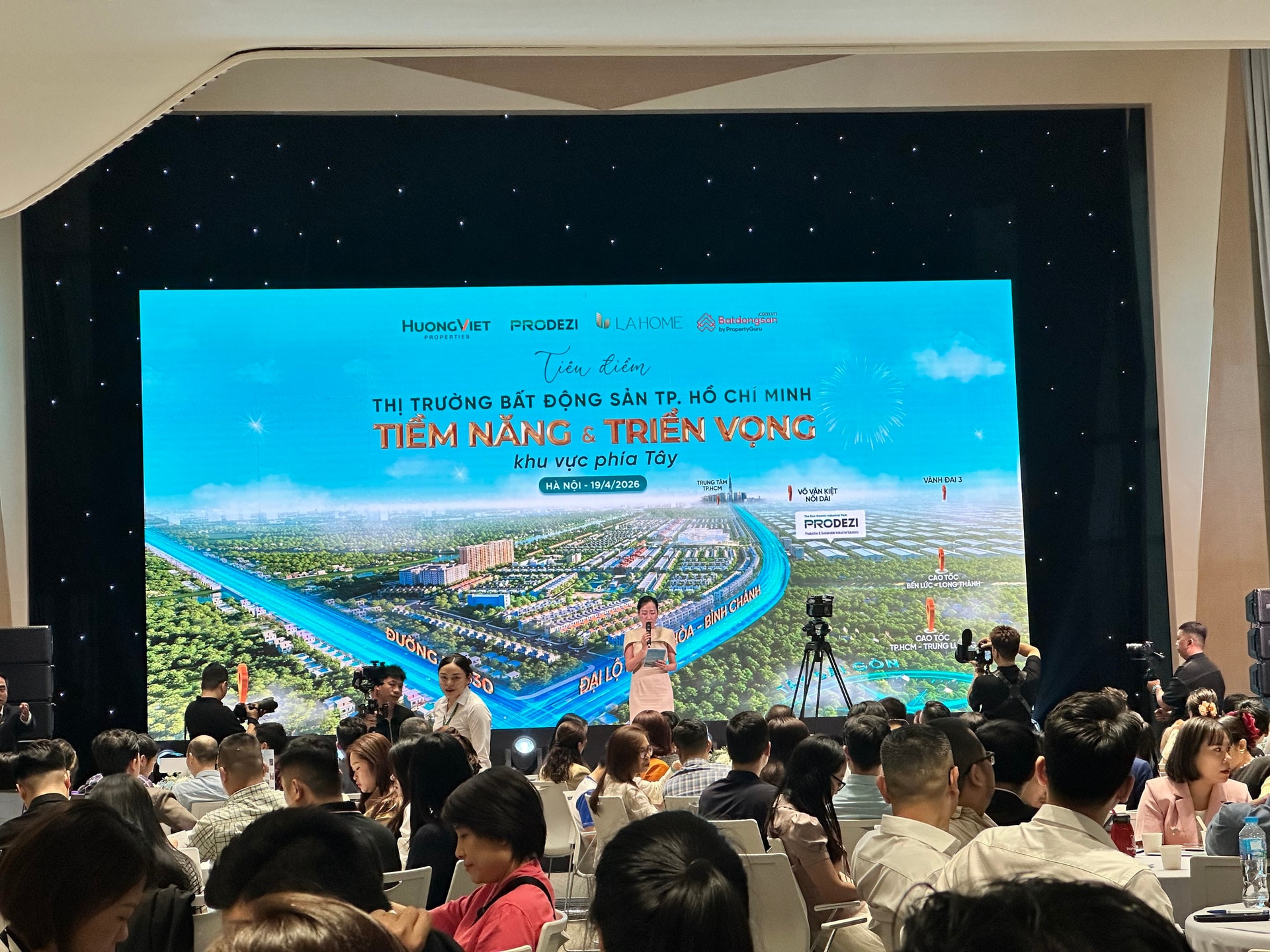 Bất động sản Đông Nam Bộ: 'Bệ đỡ' vĩ mô đang định hình chu kỳ tăng trưởng mới- Ảnh 1. Bất động sản Đông Nam Bộ: 'Bệ đỡ' vĩ mô đang định hình chu kỳ tăng trưởng mới- Ảnh 1.