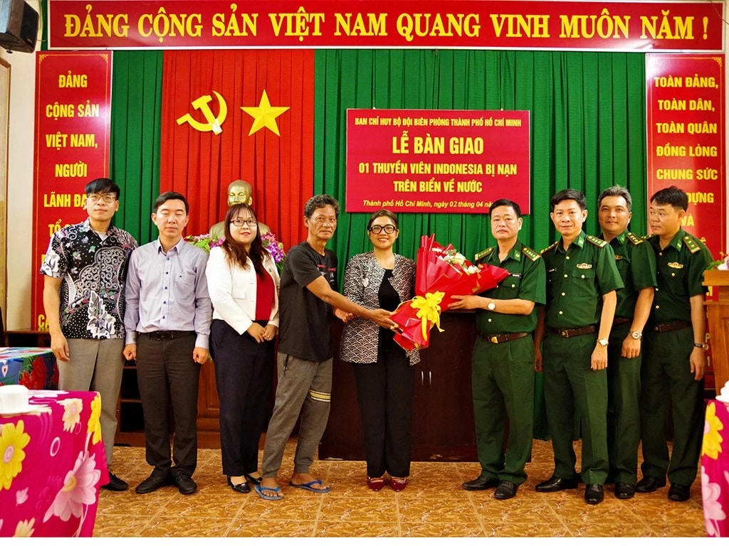 Bàn giao thuyền viên bị nạn trên biển cho Tổng Lãnh sự quán Indonesia - Ảnh 1.
