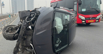Hà Nội: Tài xế taxi buồn ngủ đâm đổ rào chắn phân làn, ô tô lật nghiêng