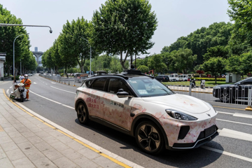 Thử nghiệm taxi không người lái lớn nhất thế giới gặp sự cố: Robotaxi đột ngột dừng lại, hành khách hoảng hồn vì mắc kẹt giữa cao tốc