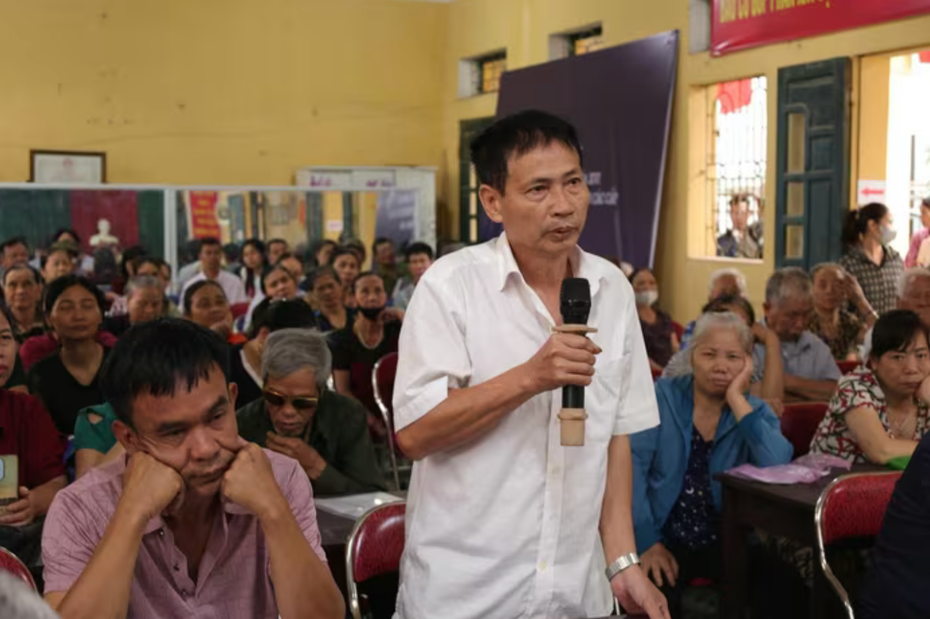 Người dân ngồi chật kín nhà văn hóa để nhận thông tin mức giá bồi thường tại siêu dự án 925.000 tỷ của Vingroup- Ảnh 1. Người dân ngồi chật kín nhà văn hóa để nhận thông tin mức giá bồi thường tại siêu dự án 925.000 tỷ của Vingroup- Ảnh 1.