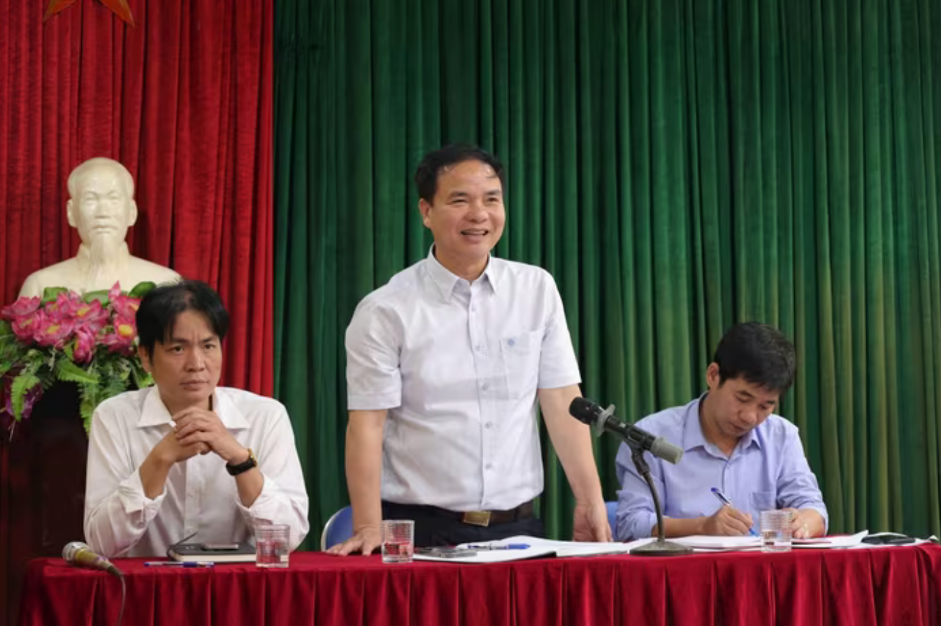 Người dân ngồi chật kín nhà văn hóa để nhận thông tin mức giá bồi thường tại siêu dự án 925.000 tỷ của Vingroup- Ảnh 2. Người dân ngồi chật kín nhà văn hóa để nhận thông tin mức giá bồi thường tại siêu dự án 925.000 tỷ của Vingroup- Ảnh 2.