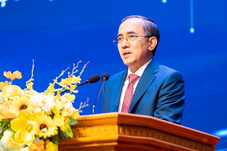 la-ung-vien-giao-su-nam-2025-dai-gia-ho-xuan-nang-giau-the-nao-nang-1760328234-527-width740height493.jpg