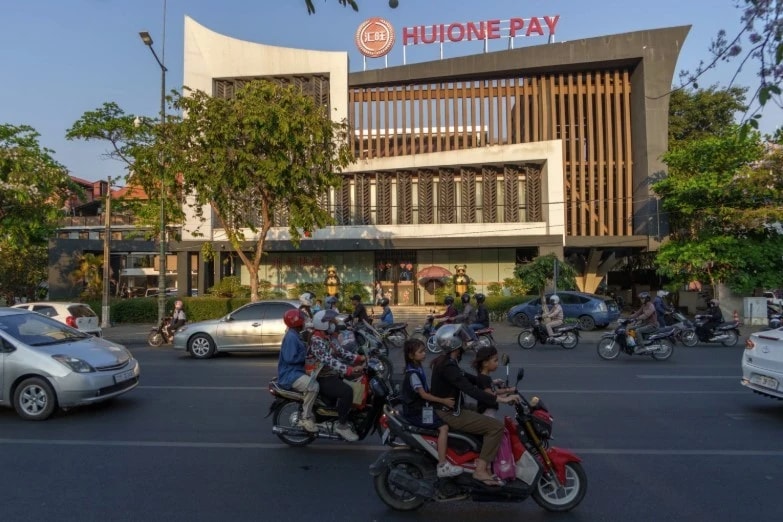 Trụ sở của Huione ở Phnom Penh tháng 3/2025. (Ảnh: NYT) Campuchia dẫn độ trùm rửa tiền sang Trung Quốc - Ảnh 1.