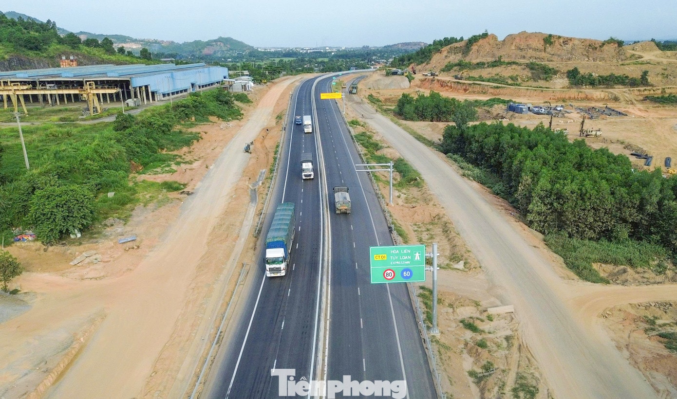 Từ ngày 1/4-30/6, cao tốc La Sơn - Hòa Liên nối TP. Huế và Đà Nẵng sẽ cấm toàn bộ xe khách từ 9 chỗ trở lên và xe tải từ 6 trục. Lý do cấm ô tô khách, xe tải nặng đi cao tốc La Sơn - Hòa Liên - Ảnh 1.