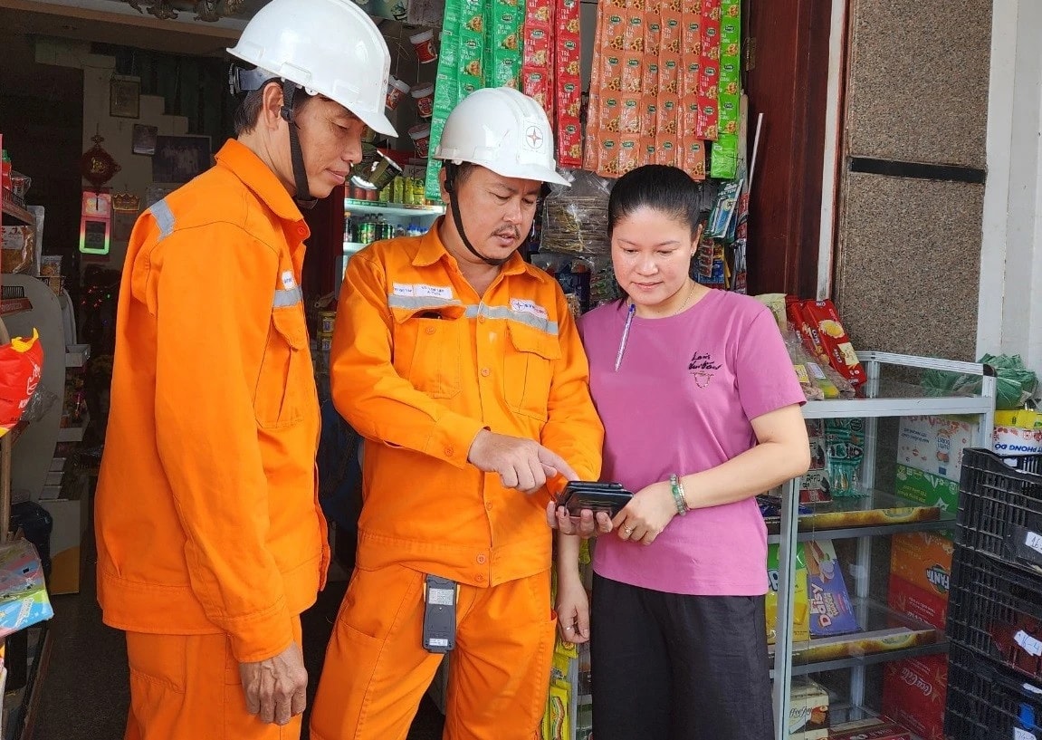 TP.HCM đang bước vào cao điểm mùa nắng nóng, nhu cầu tiêu thụ điện của các hộ gia đình tăng cao (ảnh minh họa) Hóa đơn tiền điện tăng vọt, ngành điện lực TP.HCM nói gì? - Ảnh 1.