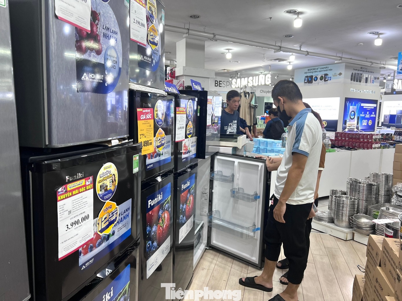 Theo nhiều cửa hàng điện máy, lượng khách đến mua hàng điện lạnh tăng nhanh, lượng hàng bán ra tăng 20 - 30% so với bình thường Điện lạnh ‘cháy hàng’ mùa nắng nóng, dân TPHCM xuống tiền mua gì? - Ảnh 2.