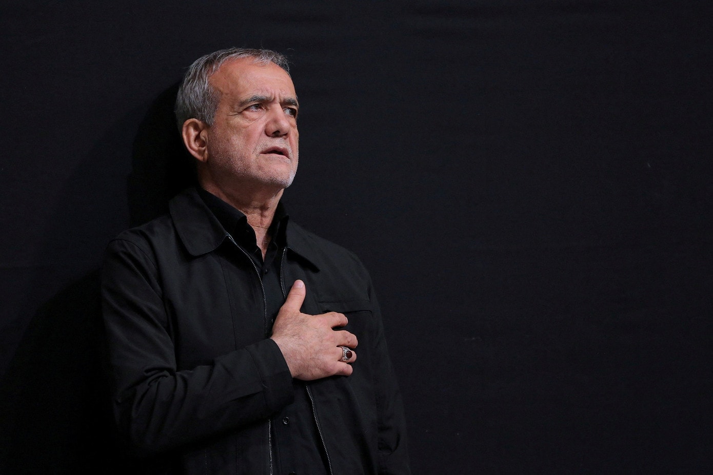Tổng thống Iran Masoud Pezeshkian. (Ảnh: Reuters) Tổng thống Iran Pezeshkian gửi tâm thư đến người dân Mỹ - Ảnh 1.