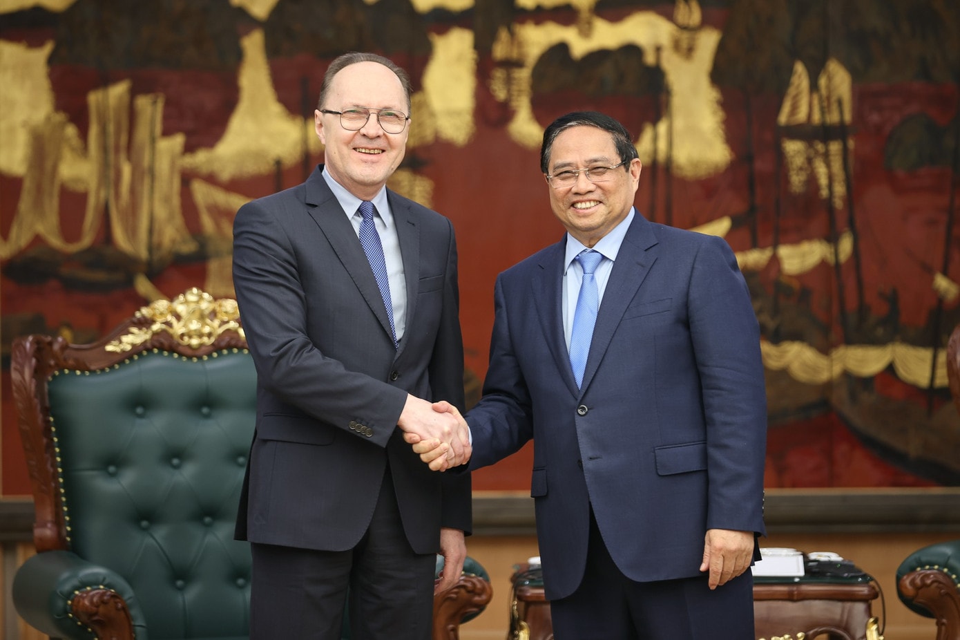 Thủ tướng Phạm Minh Chính tiếp Đại sứ Nga tại Việt Nam G. Bezdetko. Ảnh: VGP Khẩn trương triển khai các thoả thuận về dầu khí và hạt nhân giữa Việt Nam và Nga - Ảnh 1.