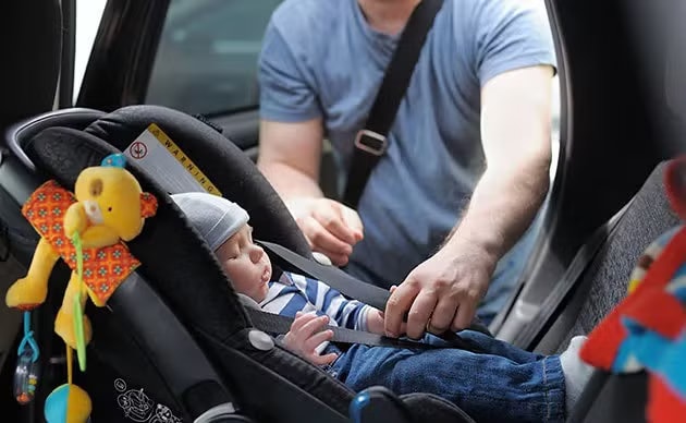 Người lái cần tập thói quen quan sát, kiểm tra toàn bộ không gian bên trong xe trước khi rời đi, ngay cả khi không chở trẻ. Những kỹ năng cần biết để tránh bỏ quên trẻ em trên ô tô - Ảnh 2.
