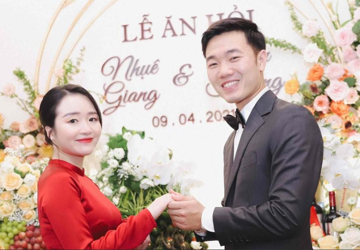 Cầu thủ nổi tiếng của Việt Nam sắp cưới vợ Giám đốc