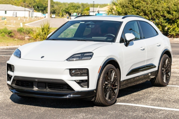 Đi 2.400 km, Porsche Macan thuần điện bốc hơi hơn 840 triệu đồng sau 1 năm