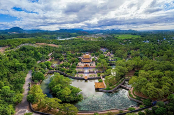 Vị vua có 103 người vợ nhưng không có con ruột, nhận 3 người cháu làm con nuôi, huy động hàng vạn binh lính và phu phen xây dựng lăng tẩm trong gần 40 năm