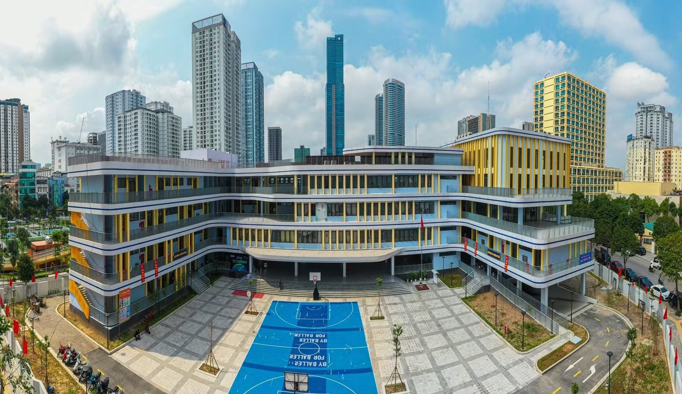Trường PTTH Hoàng Quán Chi vừa được xây dựng trên địa bàn phường Yên Hòa Lãnh đạo Hà Nội chỉ đạo nóng cho kỳ tuyển sinh lớp 10 - Ảnh 2.