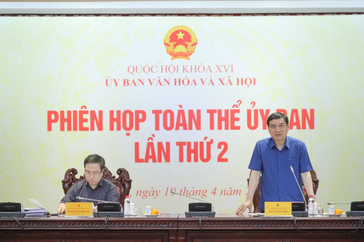 Chủ nhiệm Ủy ban Văn hóa và Xã hội Nguyễn Đắc Vinh phát biểu. Ảnh: Hồ Long Đề xuất thêm một ngày nghỉ được hưởng nguyên lương - Ảnh 1.