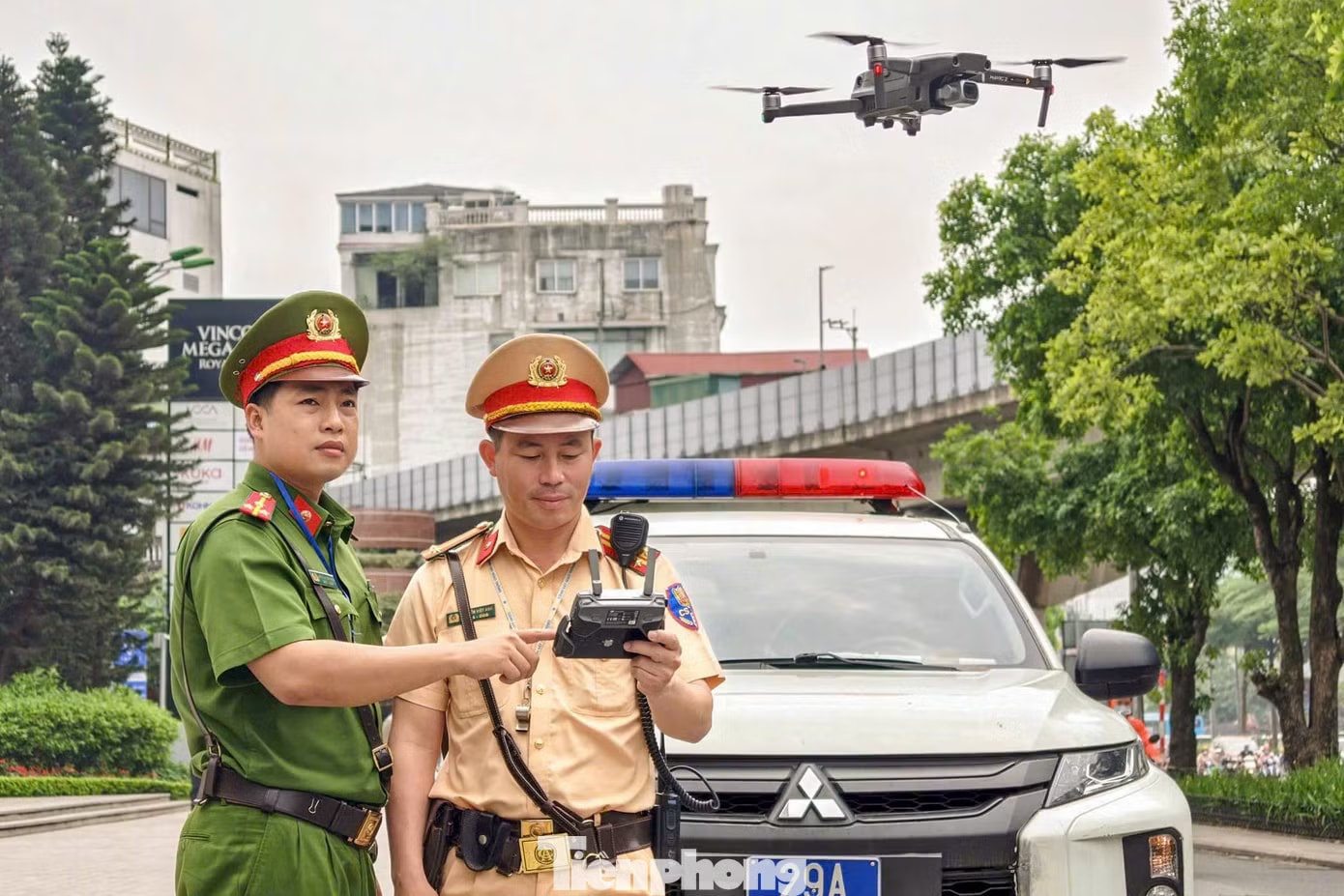 Hà Nội: CSGT dùng flycam kết hợp camera AI xử lý xe dừng đỗ sai quy định - Ảnh 1.