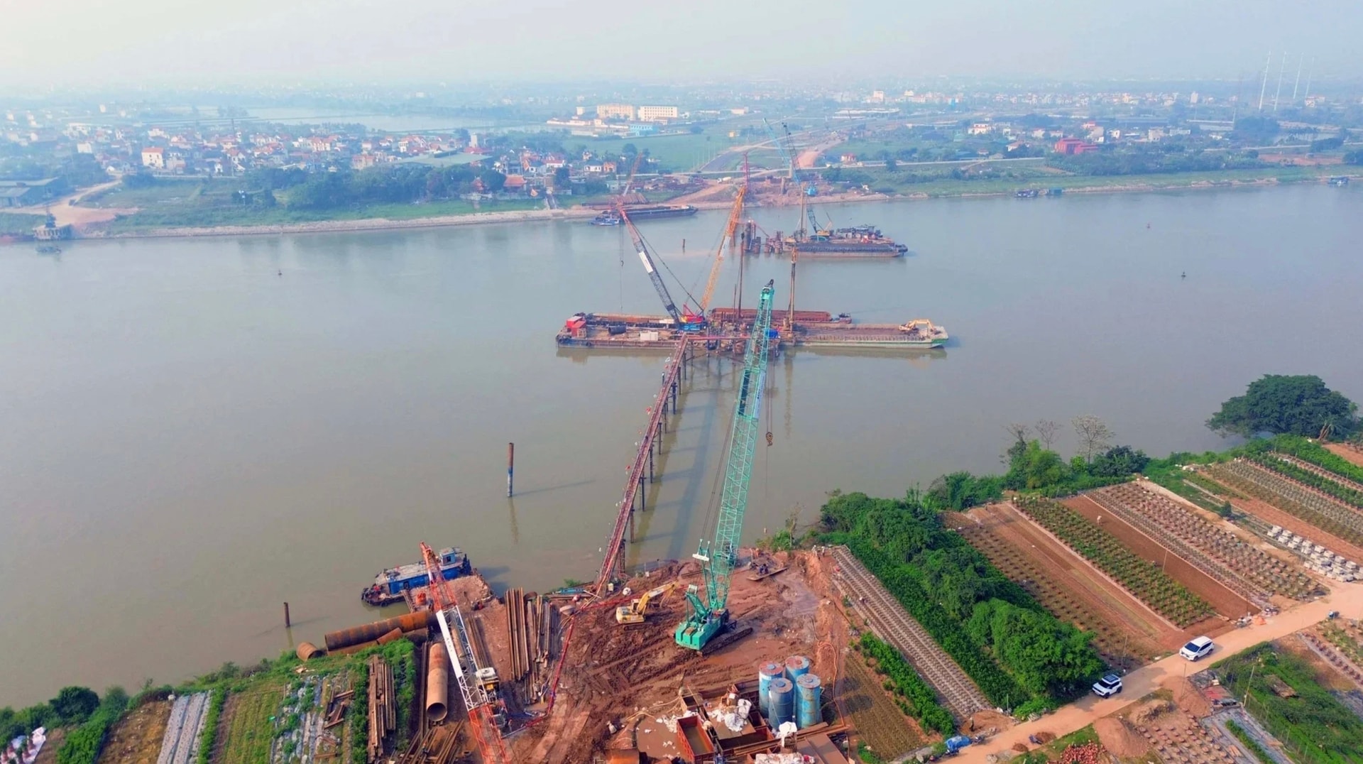 Sau 8 tháng khởi công, siêu cầu gần 12.000 tỷ bắc qua dòng sông biểu tượng của Thủ đô sắp bước vào giai đoạn then chốt- Ảnh 1. Sau 8 tháng khởi công, siêu cầu gần 12.000 tỷ bắc qua dòng sông biểu tượng của Thủ đô sắp bước vào giai đoạn then chốt- Ảnh 1.