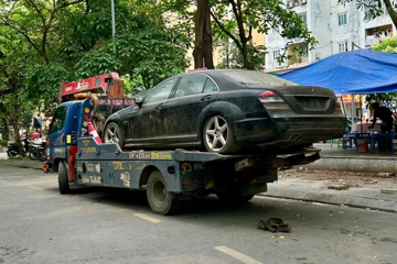 Công an thông tin về xe ô tô S63 bị 'bỏ quên' 10 năm ở vỉa hè ở Hà Nội