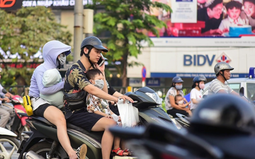 Dùng loại thiết bị quen mặt này khi điều khiển xe máy có thể bị phạt rất nặng, người dân cần lưu ý tránh 'tiền mất tật mang'