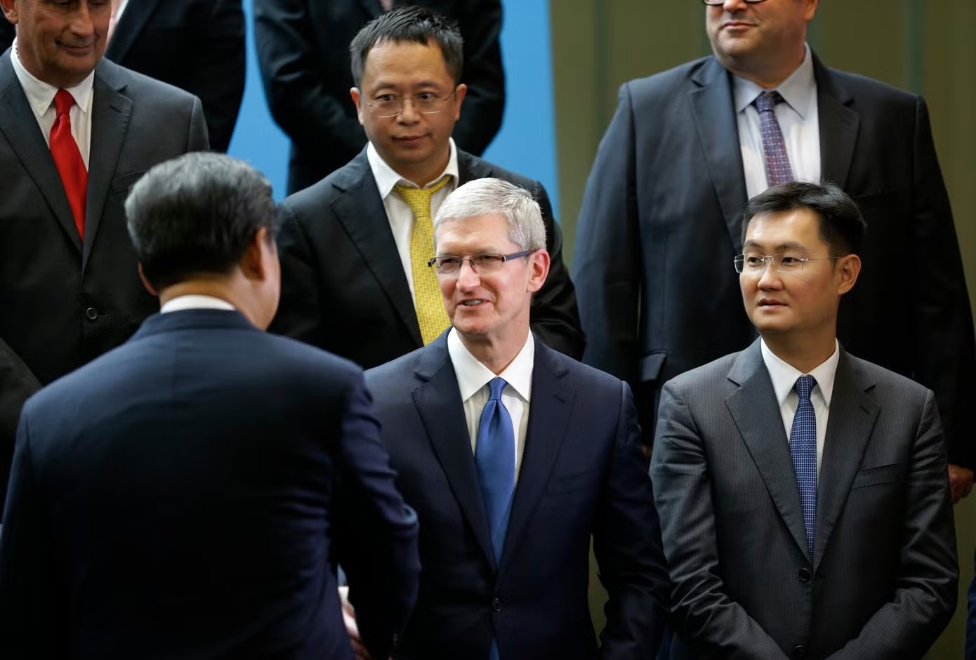Tim Cook (giữa) để lại dấu ấn mạnh mẽ trong việc thúc đẩy tăng trưởng của Apple trong thời gian giữ chức CEO. Hé lộ về người thay thế Tim Cook ở Apple - Ảnh 1.