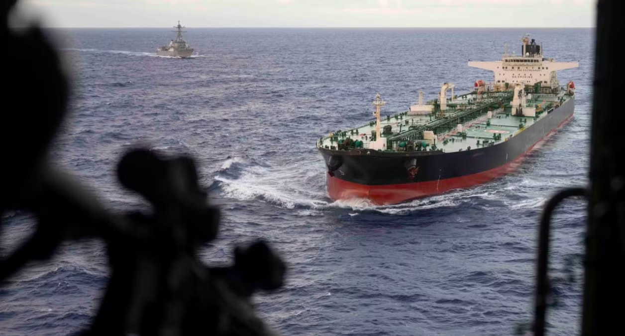 Ảnh minh hoạ Lực lượng Mỹ ập lên kiểm tra tàu chở dầu Iran giữa đại dương - Ảnh 1.