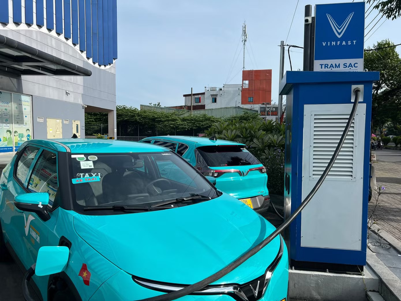 Xe ô tô điện đang được người dân lựa chọn trong bối cảnh chuyển đổi năng lượng sạch vào cuộc sống. Lợi ích lớn nhất của xăng sinh học là gì? - Ảnh 3.