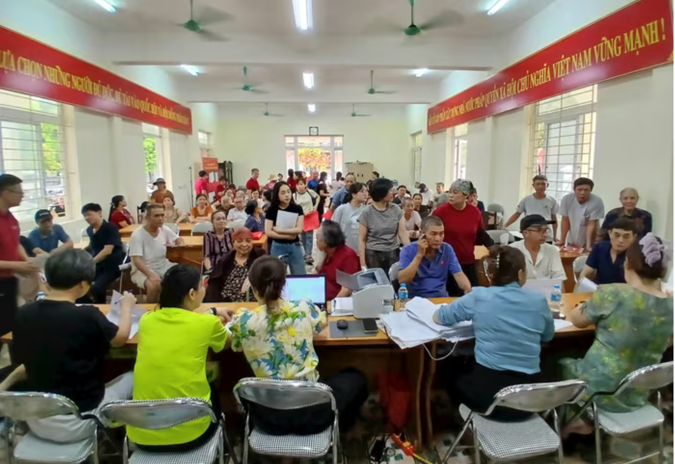 Người dân 2 thôn ngồi chật kín nhà văn hóa nhận tiền bồi thường đại dự án 925.000 tỷ sở hữu sân vận động lớn nhất thế giới của Việt Nam- Ảnh 1. Người dân 2 thôn ngồi chật kín nhà văn hóa nhận tiền bồi thường đại dự án 925.000 tỷ sở hữu sân vận động lớn nhất thế giới của Việt Nam- Ảnh 1.