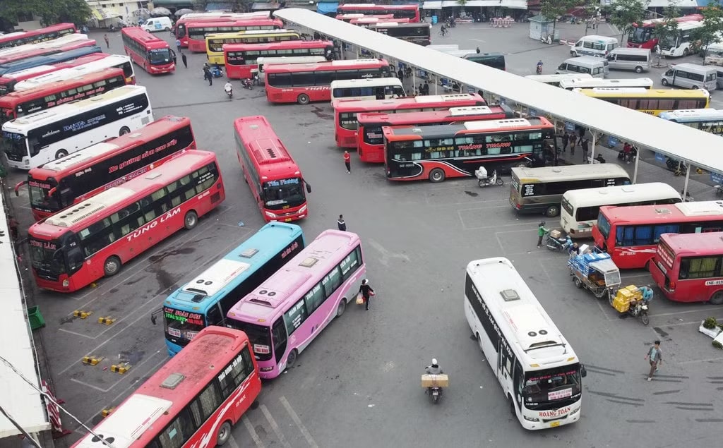 Tại bến xe Giáp Bát có 22 DN vận tải với 55 tuyến xe khách liên tỉnh tăng giá vé. Hà Nội: 66 doanh nghiệp tăng giá vé xe khách liên tỉnh - Ảnh 1.