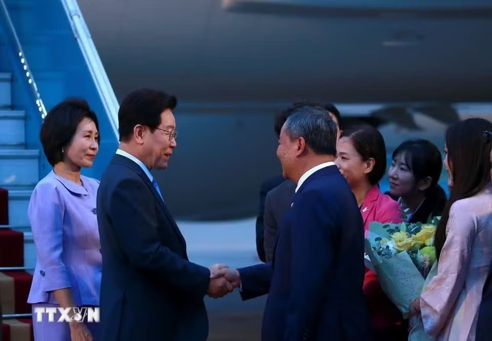 Tổng thống Hàn Quốc và Phu nhân tới Hà Nội - Ảnh 2.