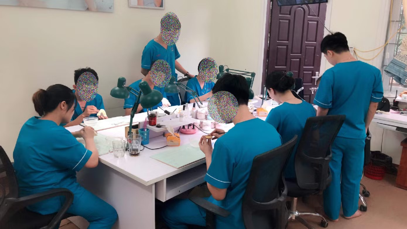 Kỹ thuật viên tại lab gia công răng sứ Vạch chiêu moi tiền làm răng sứ: Răng sứ trôi nổi, né thuế, ai quản? - Ảnh 1.