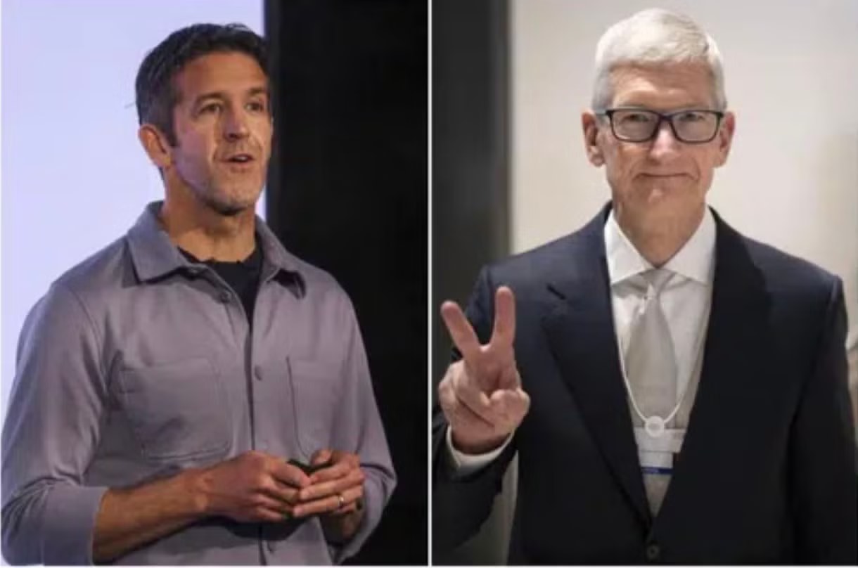 Ông John Ternus (trái) và Tim Cook. (Ảnh: EPA) Nhà sản xuất iPhone bất ngờ thay lãnh đạo - Ảnh 1.
