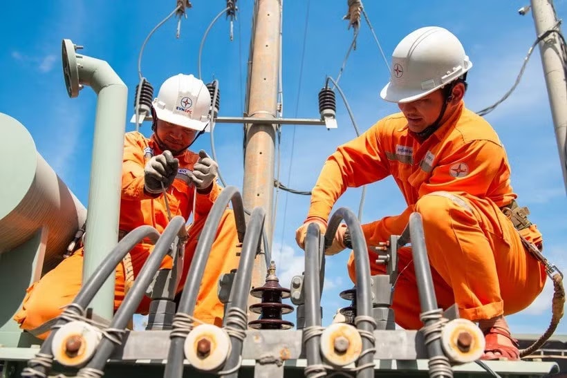 Nhiều máy biến áp và đường dây 220kV ở khu vực phía Bắc đang vận hành gần đầy tải. Nắng nóng cực đoan, điện miền Bắc đối mặt nguy cơ quá tải - Ảnh 1.