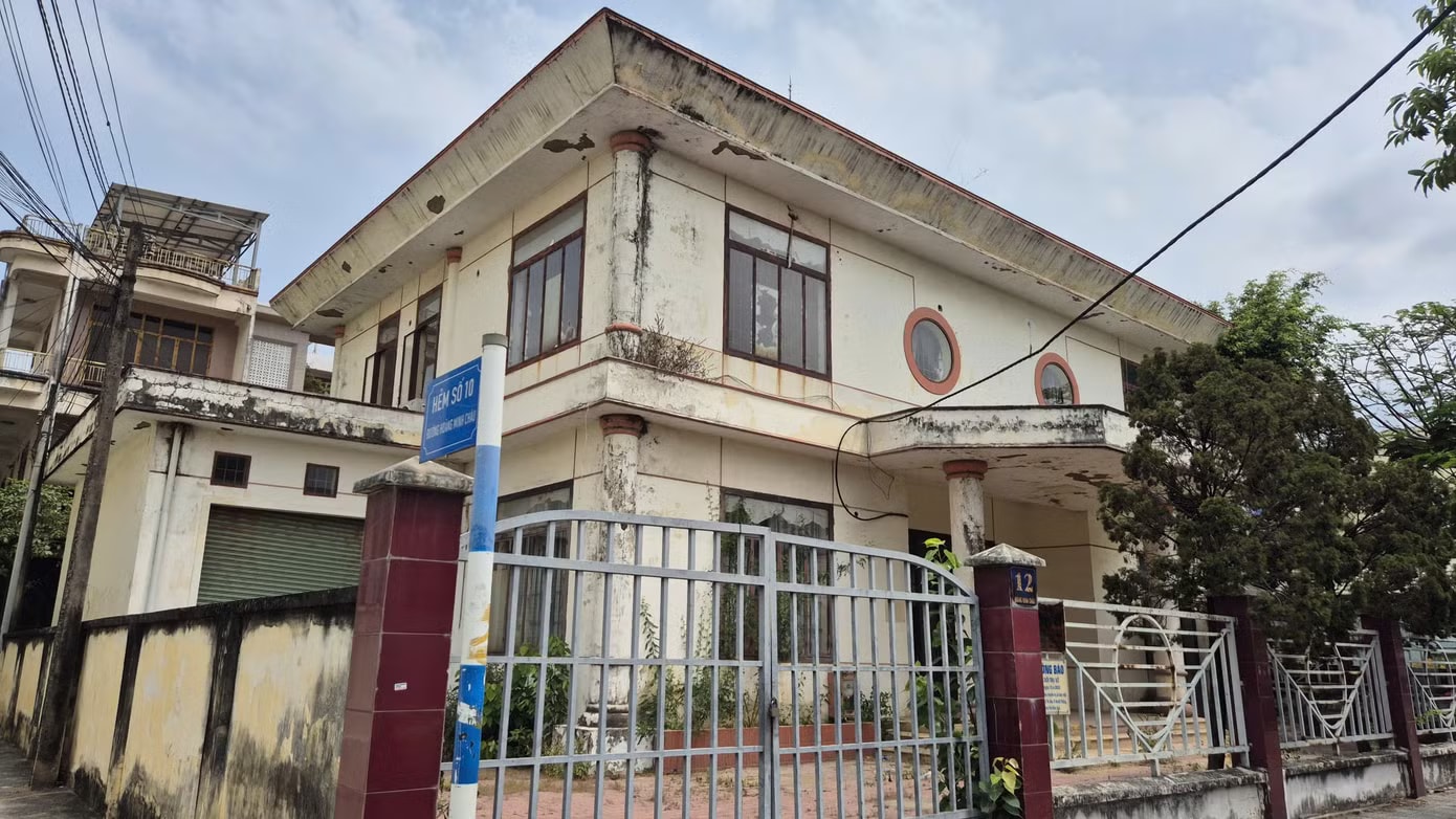 Cận cảnh nhiều trụ sở bỏ hoang, cỏ mọc um tùm... ở Đồng Nai - Ảnh 11.