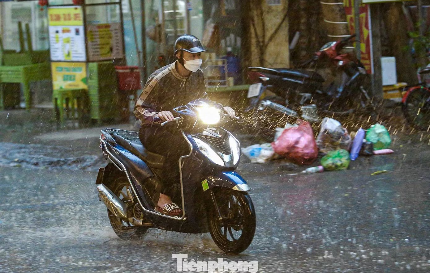Miền Bắc có thể chuyển mưa dông từ chiều tối và đêm nay (22/4). Gió mùa đông bắc tràn về từ đêm nay - Ảnh 1.